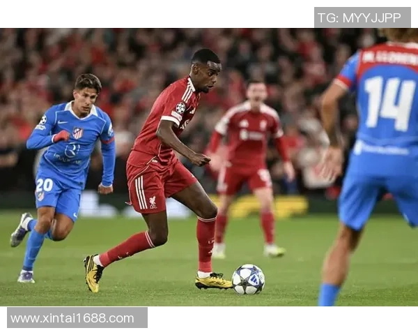 欧冠激战：拜仁与利物浦战成平局绝杀瞬间震撼全场赛后深度解析