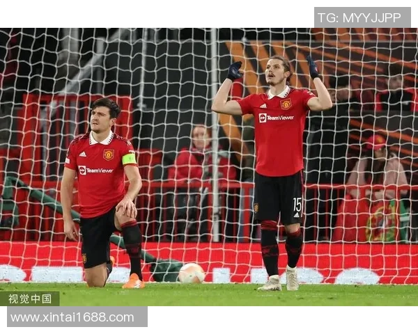 欧冠激战：那不勒斯险胜拜仁乌龙球引发全场狂欢与转会传闻